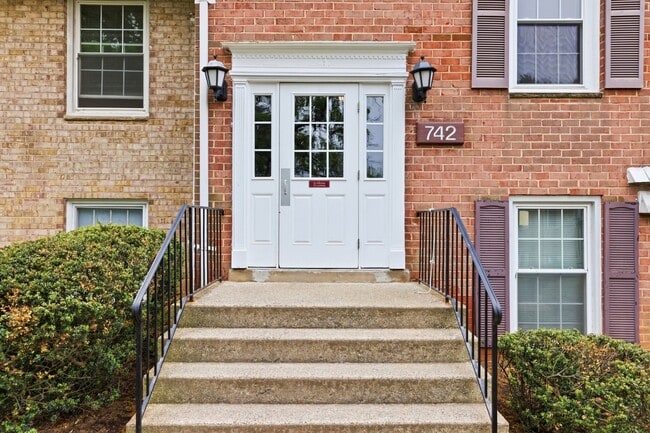 Photo - 742 Quince Orchard Blvd House