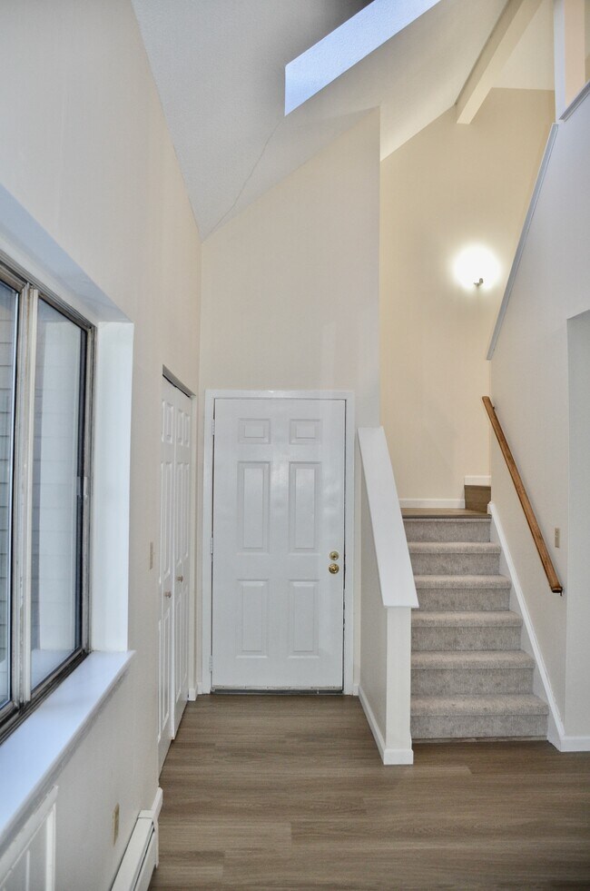Entry, main floor - 18 Sundance Dr