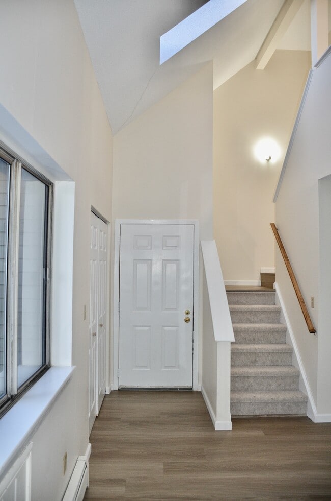 Entry, main floor - 18 Sundance Dr