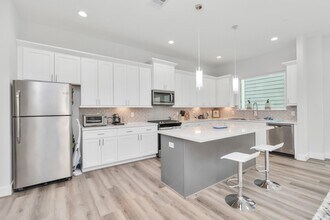 Building Photo - 3360 Pinemont Dr