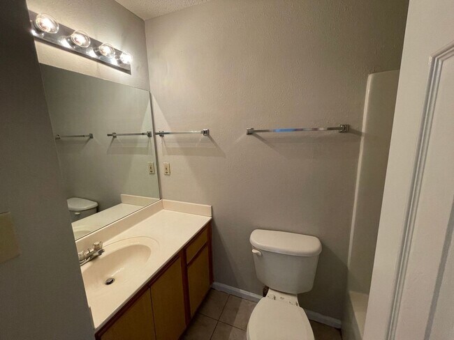 Foto del edificio - PRE-LEASING FOR AUGUST 7 2026!