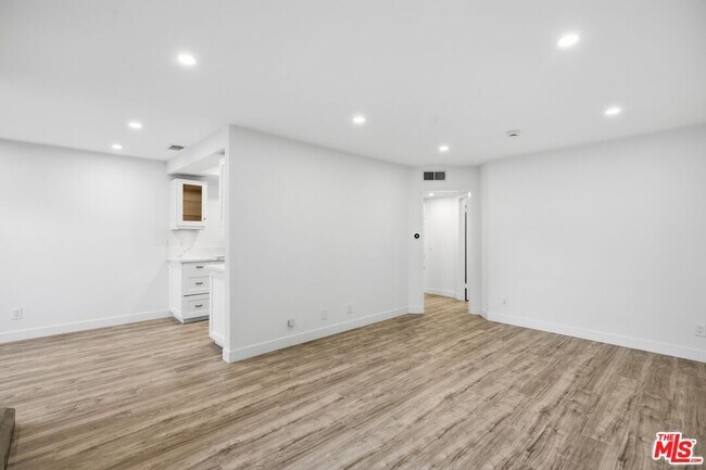 Foto del edificio - 13025 Moorpark St