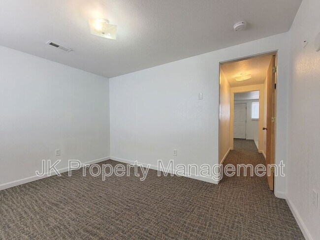 Building Photo - 4000 Ella Ave