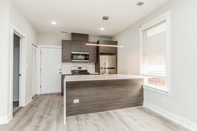 Foto del edificio - 2237 South Sacramento Avenue Unit 2