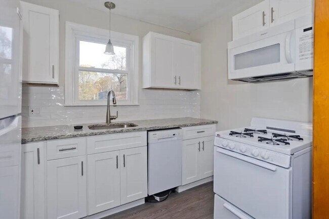 Foto del edificio - 30 Guertin St