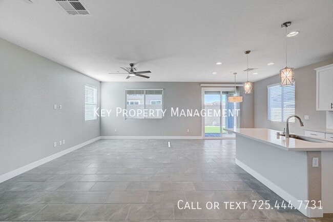 Building Photo - Stunning 4 Bedroom with Mountain Views!
