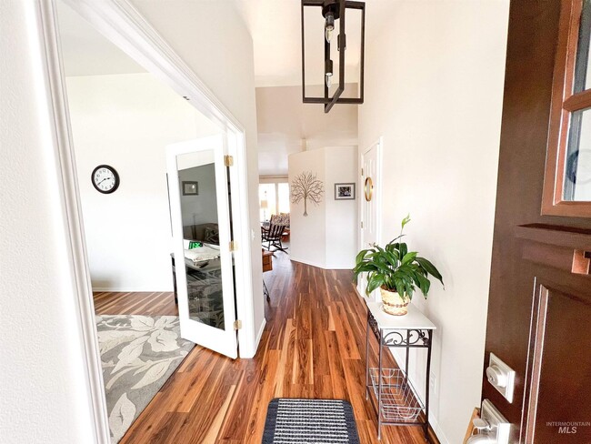 Foto del edificio - Fantastic 4 Bedroom Home with 3 Car Garage...