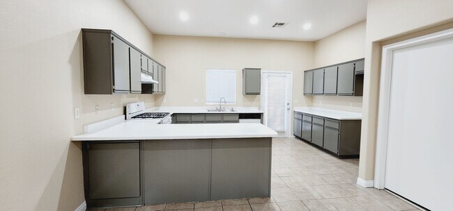 Building Photo - A LOT OF NATURAL LIGHTING!!!