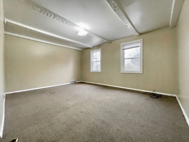 Building Photo - White Ave 441
