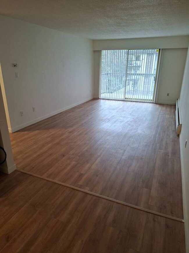 Building Photo - 1320 King Albert Ave