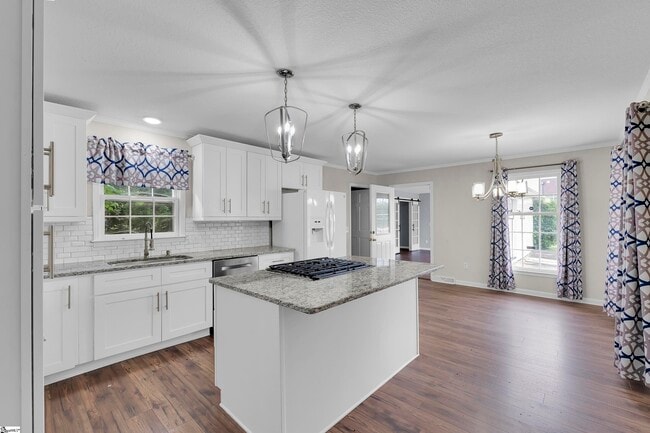 Building Photo - 203 Roper Mountain Rd Ext