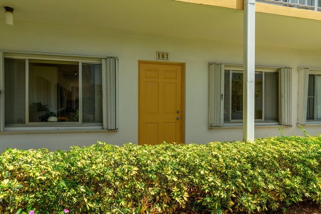 Building Photo - 3000 Lake Osborne Dr