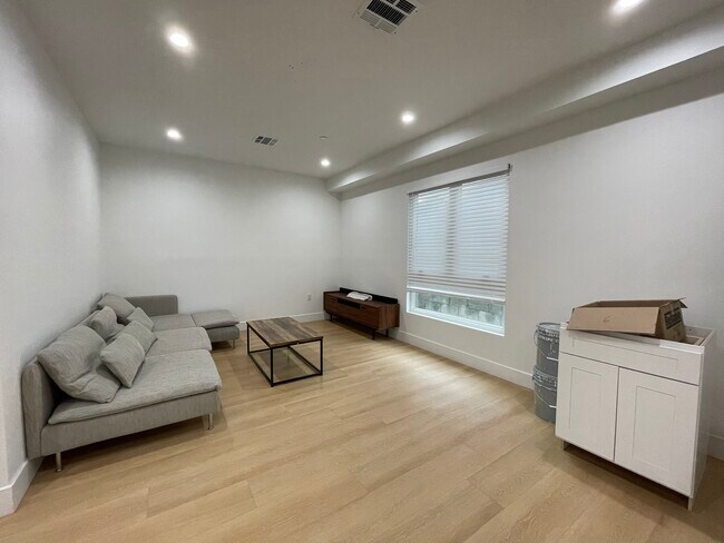 Building Photo - 1350 W 37th Pl