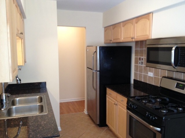 Primary Photo - 3057 N Narragansett Ave
