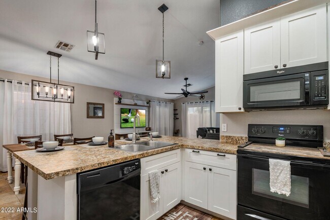 Building Photo - 958 S Wildrose