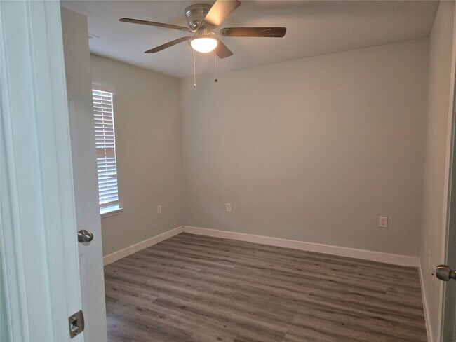 Foto del edificio - 22061 Russell Dr