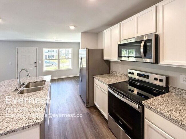 Building Photo - 3-Bedroom, 2.5-Bathroom Home in a Convenie...