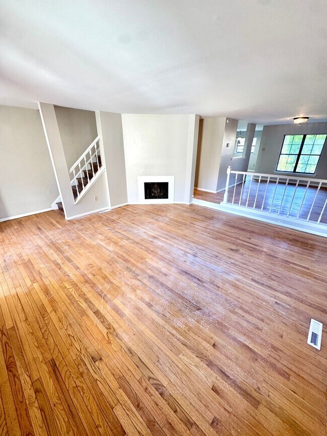 Foto del edificio - THREE BEDROOM TOWNHOME-PARKLAND SCHOOLS!