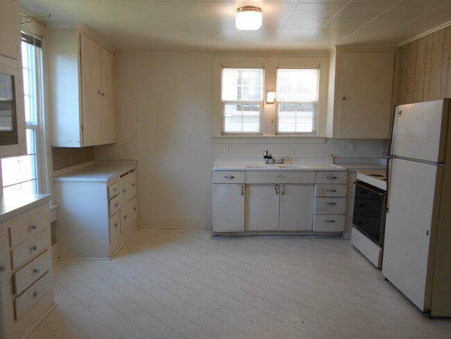 Foto del edificio - 3 Bedroom, 1 Bathroom Home in Sunnyland! Lawncare included with ample parking