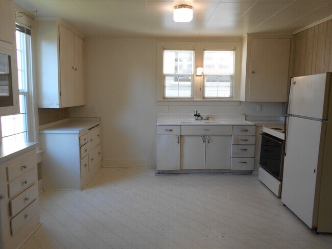 Building Photo - 3 Bedroom, 1 Bathroom Home in Sunnyland! P...