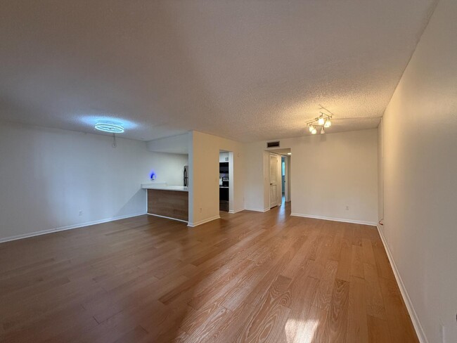 Building Photo - 2525 W Bay Dr