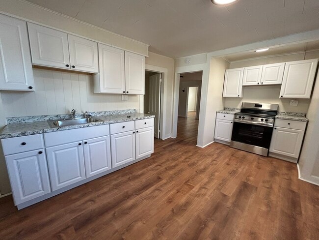 Building Photo - 663 Pawling Ave