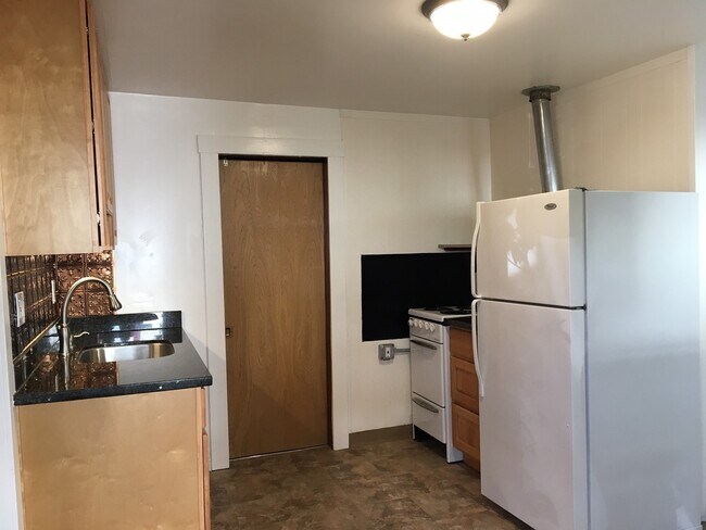 Kitchen - 1611 Ashbury Dr