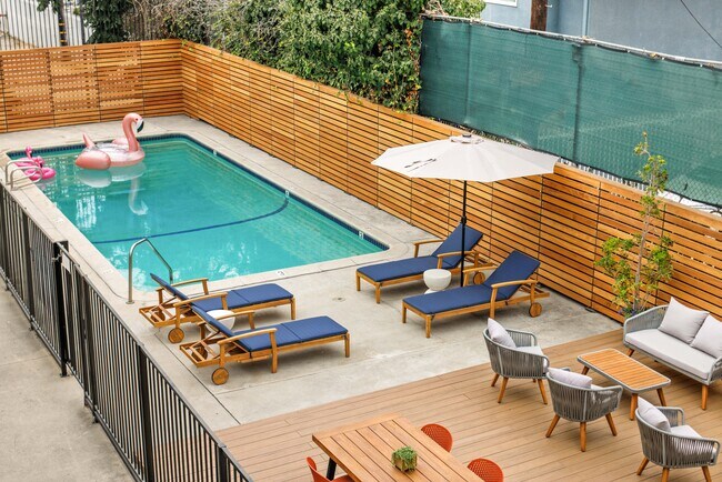 Piscina de la plaza - 1286 W Adams Blvd