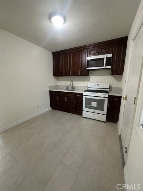 Foto del edificio - 9215 Oleander Ave