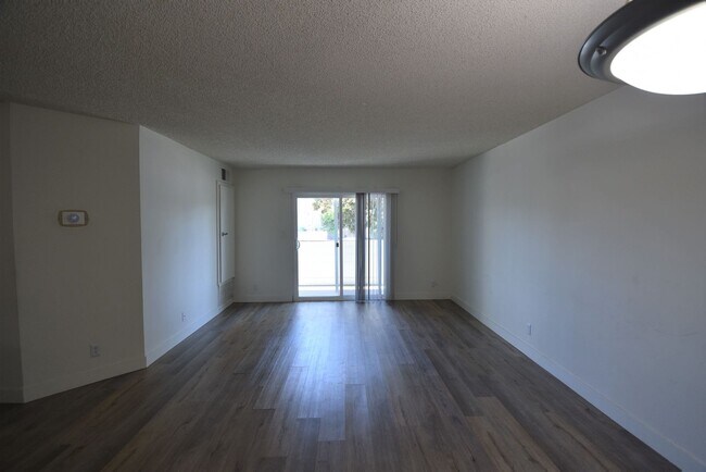 Foto del edificio - 15049 Burbank Blvd