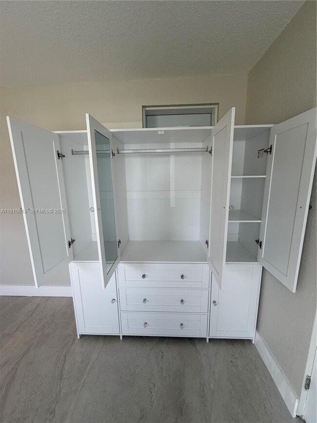 Foto del edificio - 7330 SW 11th St