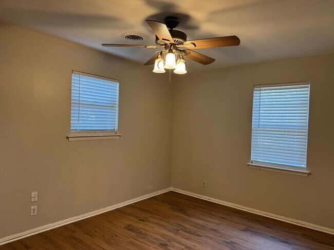 Foto del edificio - 409 E Lilly Ln