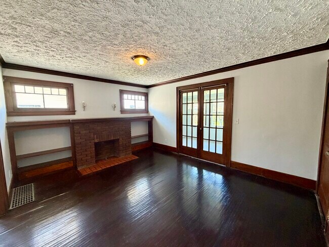 Living Room - 142-144 Ohio St