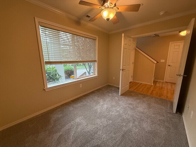 Foto del edificio - DuPont 3 bedroom+ den,  1712 SF home, adja...