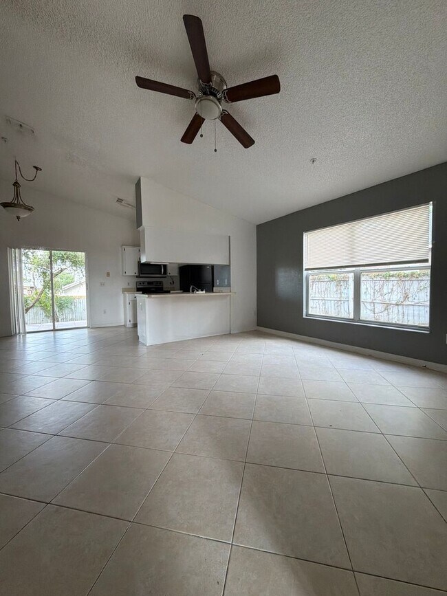 Building Photo - 13855 Glasser Ave