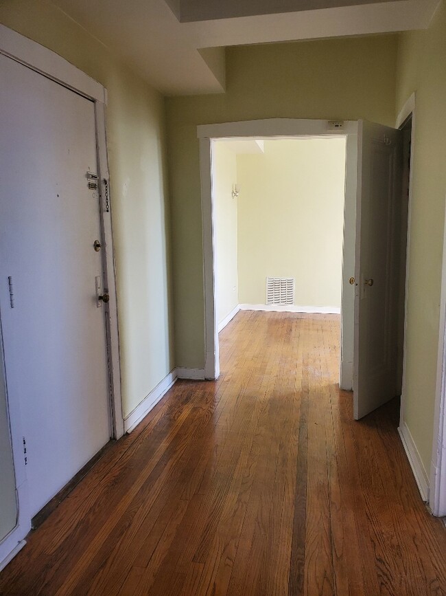 Foto del edificio - 3303 W Potomac Ave