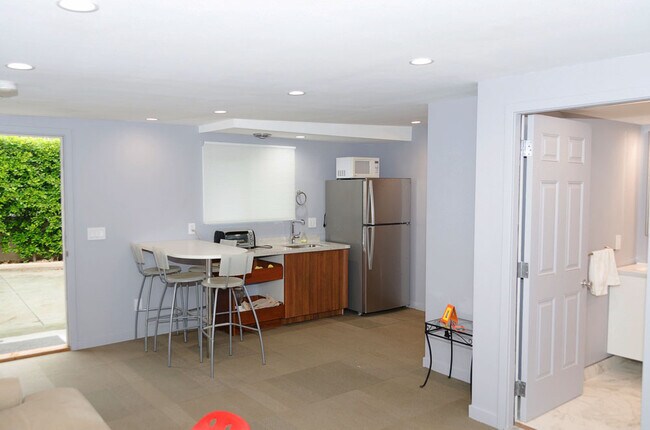 Kitchenet - 22052 De la Guerra St