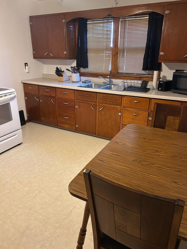 Building Photo - 603 16th Ave