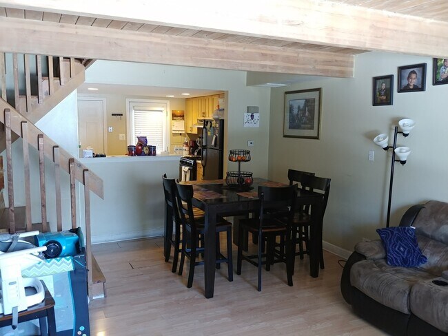 Foto del edificio - 439 Meadow Green Ln
