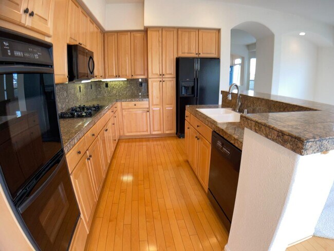 Building Photo - 9015 Village View Dr