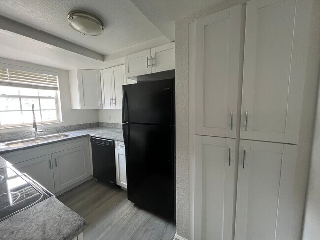 Building Photo - Modern 3 Bed 2 Bath Condo for Rent in Wint...