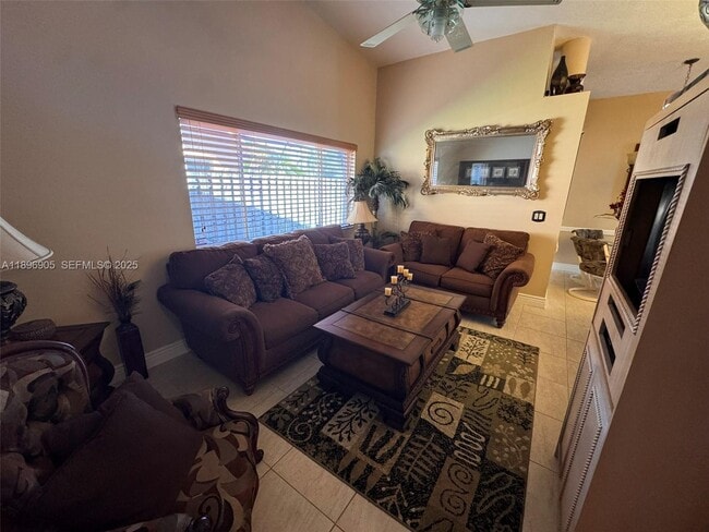 Building Photo - 705 SE 3rd Ln