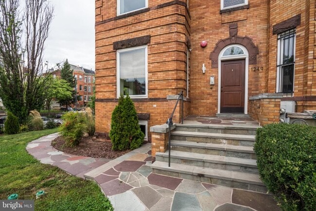 Building Photo - 1249 Kenyon St NW