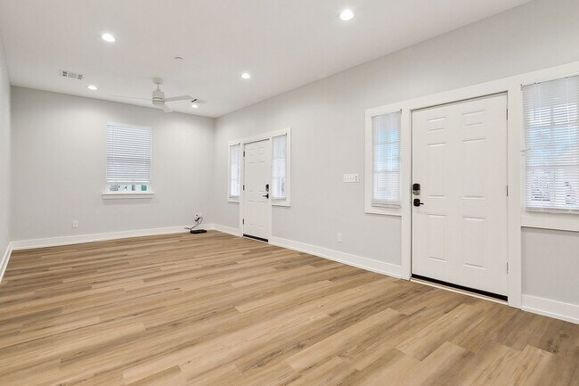 Foto del edificio - Spacious 3 Bedroom, 2 Bath Apartment with Modern Appliances