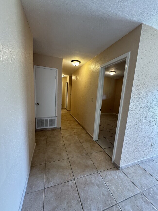 Foto del edificio - Water, sewer, garbage and landscaping is included. Clean 3-bedroom 2 bath