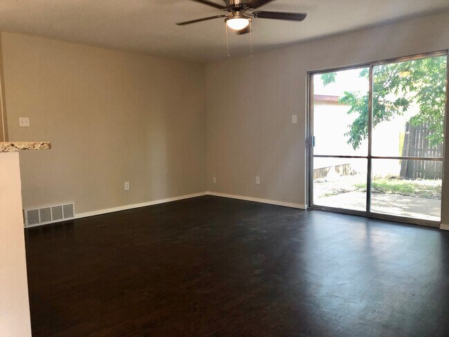 Building Photo - 3 Bedroom / 2 Bath Home with 2 Car Garage ...
