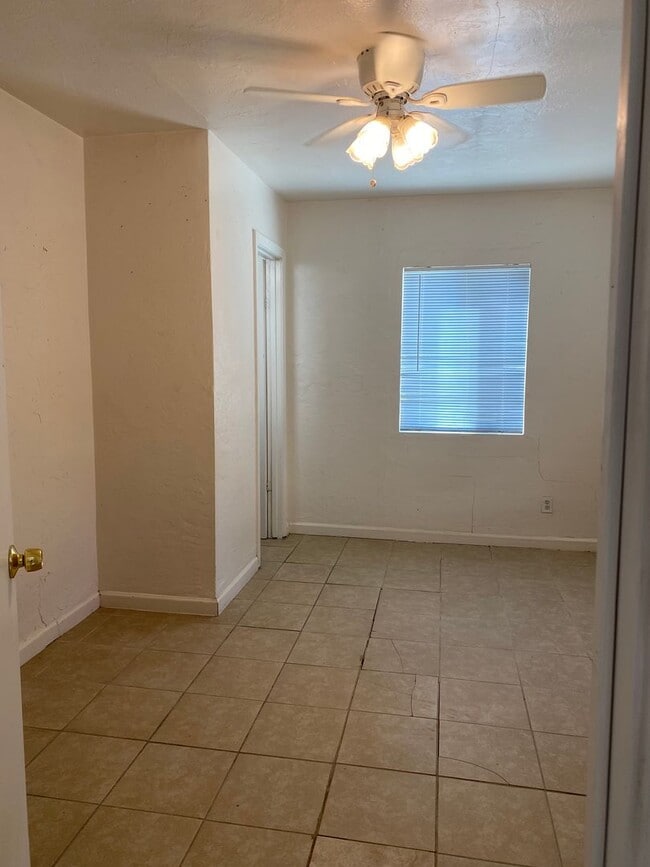 Building Photo - 1 bedroom 1 bath Duplex Located in Merced!!