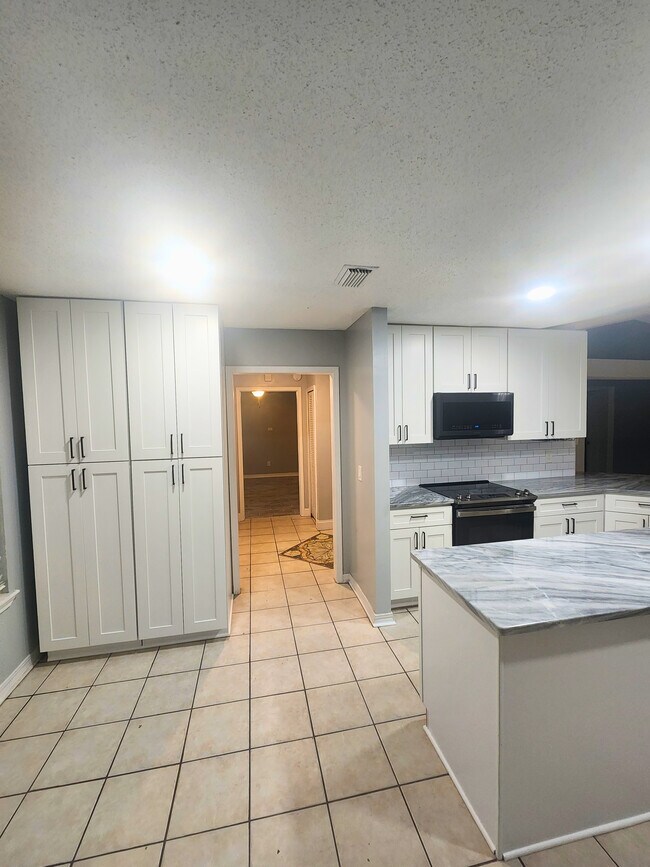 Building Photo - 11657 Brush Ridge Cir N