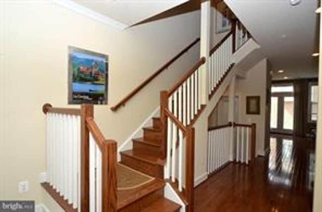 Building Photo - 4 LEVEL TOWNHOUSE WITH 2 CAR GARAGE, WALKING DISTANCE TO DOWNTOWN CROWN