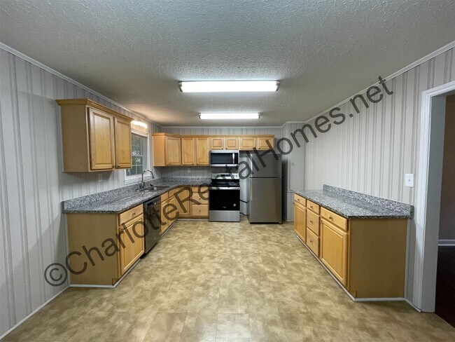 Building Photo - Nice home on quiet street